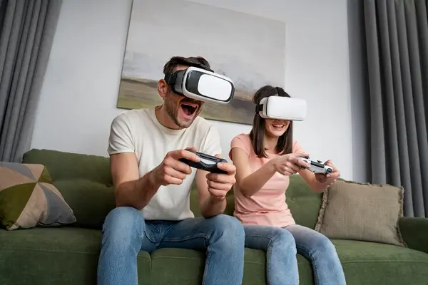 мужчина и женщина проводят романтический вечер, играя в виртуальные игры